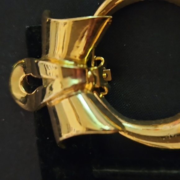 Vintage Larger Gold-Tone Clip-on Earrings - Picture 4 of 6